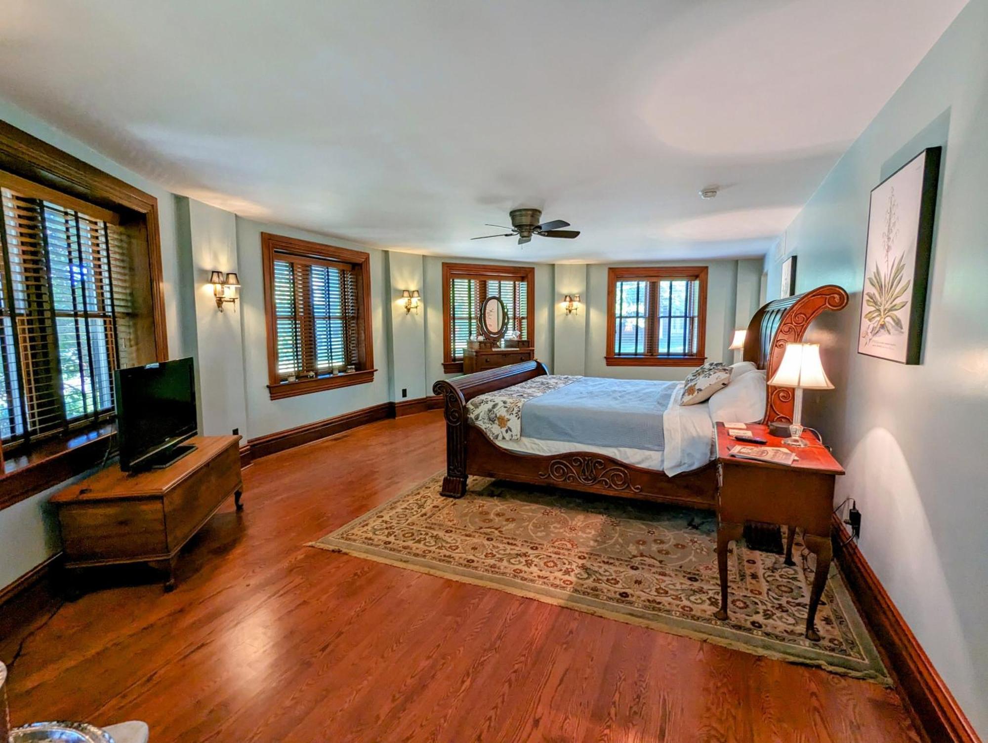 Gothic Heights Inn Clifton Heights Room photo